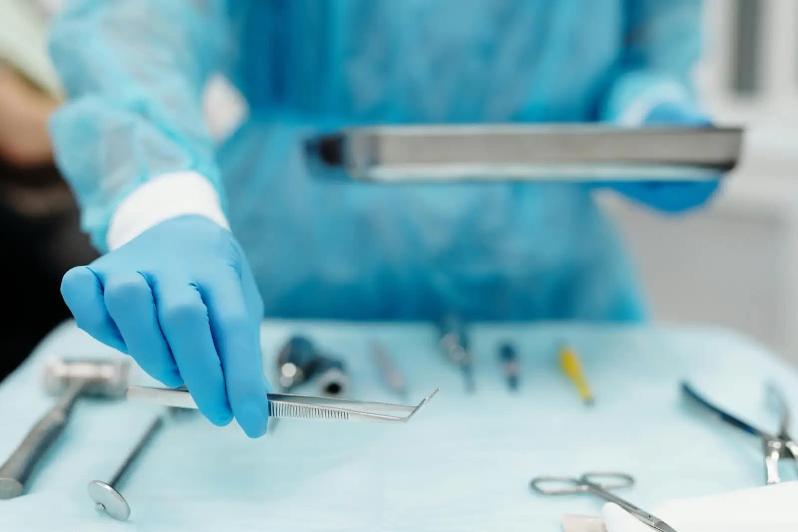 Strumenti chirurgici sterili su vassoio per disinfezione professionale