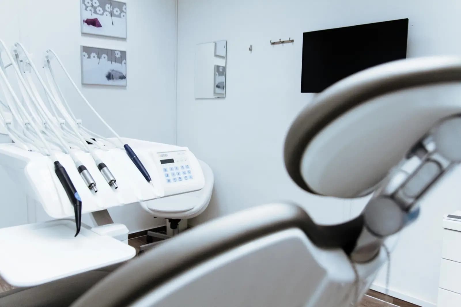 Studio odontoiatrico moderno con riunito e attrezzature professionali