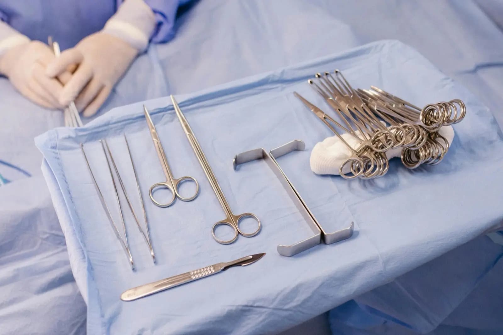 Strumenti chirurgici per implantologia su telo sterile in sala operatoria